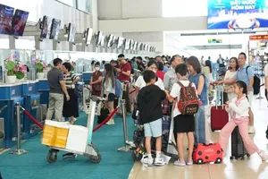 Noi Bai International Airport busy on final peak holiday travel day