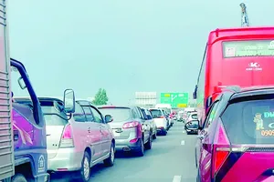 Slow-moving traffic reported at Than Cuu Nghia Intersection on HCMC – Trung Luong – My Thuan Expressway (Photo: SGGP)