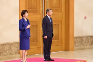 Prime Minister Le Minh Hung (R) and Japanese Prime Minister Takaichi Sanae. (Photo: VNA)