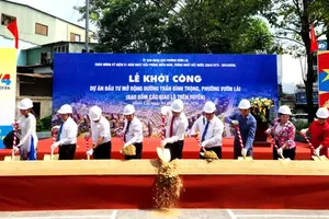 Vice Chairman of the Ho Chi Minh City People’s Committee Hoang Nguyen Dinh and representatives of relevant agencies perform the groundbreaking ceremony. (Photo: SGGP)