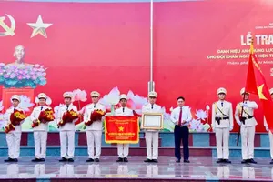 On behalf of the State President, Vice Chairman of the Ho Chi Minh City People’s Committee Nguyen Manh Cuong presents the title “Hero of the People’s Armed Forces” to the Crime Scene Investigation Team under the Forensic Science Division of the Ho Chi Minh City Police Department. (Photo: SGGP)