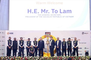 General Secretary of the Communist Party of Vietnam Central Committee and State President To Lam (C) rings bell at the National Stock Exchange of India (Photo: VNA)