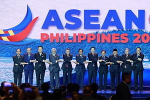 Prime Minister Le Minh Hung (5th, L) and ASEAN leaders attend opening ceremony of the 48th ASEAN Summit Plenary in Cebu, the Philippines. (Photo: VNA)
