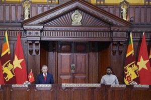 General Secretary of the Communist Party of Vietnam (CPV) Central Committee and State President To Lam (L) and Sri Lankan President Anura Kumara Dissanayake meet with the press. (Photo: VNA)