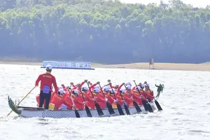 Athletes compete in the 500-meter event at the 2026 National Traditional Boat Racing Championship for Outstanding Rowers at Da Bang Lake, Nghia Thanh Commune, Ho Chi Minh City. (Photo: SGGP)