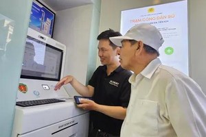 Residents experience the “Digital Citizen Station” in HCMC. (Photo: SGGP)