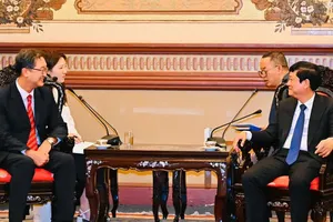 Chairman of the Ho Chi Minh City People’s Council Vo Van Minh (R) receives the newly appointed Consul General of the Republic of Korea , Jung Jung Tae. (Photo: SGGP)