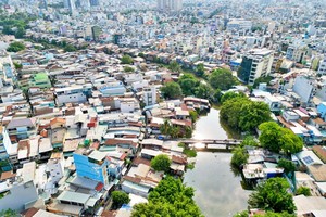According to the planning, Xuyen Tam Canal will be dredged to a depth of approximately 3.5 meters, with its cross-section expanded to 20–30 meters. At the same time, a wastewater and stormwater collection system will be constructed to improve environmental conditions and reduce pollution. Along both banks of the canal, a 6-meter-wide road will be developed, comprising two traffic lanes and 3–4-meter sidewalks, integrated with parks, green spaces, and a lighting system. (Photo: SGGP)