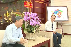 Mr. Duong Anh Duc (l) extends his best wishes for health and success to the professors, doctors, and scientists of Vietnam National University- Ho Chi Minh City on the occasion of Vietnam Science, Technology and Innovation Day (May 18). (Photo: SGGP)