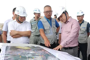 Leaders of the Dong Nai Provincial People’s Committee holds a working session with agencies from Ho Chi Minh City to reach consensus on the metro alignment connecting Long Thanh Airport. (Photo: SGGP)