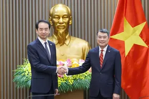 Prime Minister Le Minh Hung (R) receives Chinese Ambassador to Vietnam He Wei in Hanoi on May 12. (Photo: SGGP)