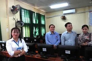 The Culture and Social Affairs Committee of the Ho Chi Minh City People's Council surveys the condition of school facilities in preparation for the new school year. (Photo: SGGP)