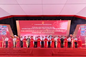Delegates perform the ribbon-cutting ceremony to inaugurate the project on the restoration and renovation of the K15 Wharf relic complex in Do Son Ward, Hai Phong. (Photo: SGGP)