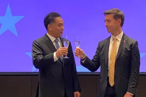 Standing Vice Chairman of the Ho Chi Minh City People's Committee Nguyen Loc Ha (L) and Ambassador of the European Union to Vietnam Julien Guerrier (Photo: SGGP)
