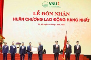 Party General Secretary and State President To Lam presents the First-Class Labour Order to Vietnam National University, Hanoi (Photo: VNA)