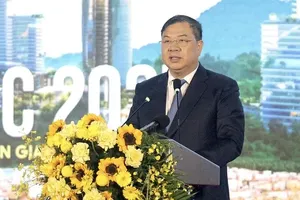 Standing Deputy Prime Minister Pham Gia Tuc sspeaks at the ceremony.