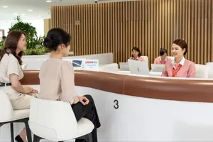 Customers are conducting transactions at a bank in Ho Chi Minh City. (Photo: SGGP)