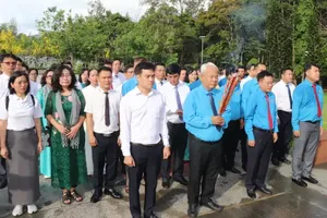 The delegation of trade union officials and outstanding workers and laborers from HCMC offers flowers and incense at Hang Duong Cemetery in the Con Dao Special Zone. (Photo: SGGP)