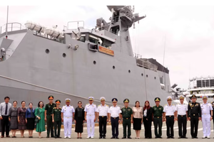 Delegates pose for a group photo at the welcoming ceremony for the ship. (Photo: VNA)