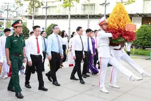 Ho Chi Minh City delegation offers flowers in tribute to President Ho Chi Minh. (Photo: SGGP)