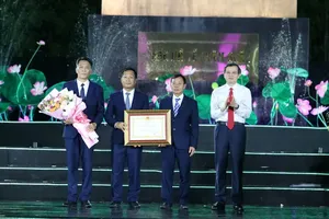 On behalf of the Party and State leadership, Director of the Ho Chi Minh National Academy of Politics Doan Minh Huan (R) presents the First-Class Labour Order to the Kim Lien Relic Site. (Photo: SGGP)