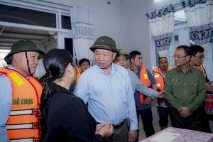 Party General Secretary To Lam and officials visit residents affected by prolonged heavy rains and flooding in Hue city in November 2025. (Photo: SGGP)