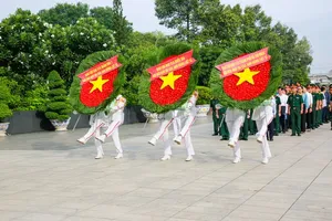 National Steering Committee 515, Military Region 7'Steering Committee and Ho Chi Minh City Steering Committee 515 pay tribute at City Martyrs’ Cemetery. (Photo: SGGP)