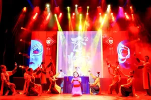 “Chat ngoc Cam Thi giang” (The Gem Essence of Cam Thi River) performed by Vo Vu Linh of Can Tho City's Center for Culture and Arts