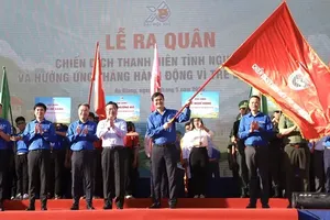 Head of the Party Central Committee's Commission for Policies and Strategies,Nguyen Thanh Nghi performs the flag handover ceremony for the 2026 Summer Youth Volunteer Campaign. (Photo: SGGP)
