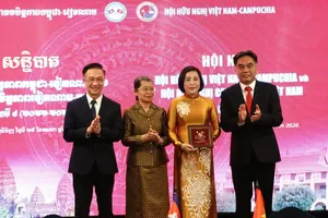 Ho Chi Minh City leaders present gifts to the Vietnam–Cambodia Friendship Association. (Photo: SGGP)