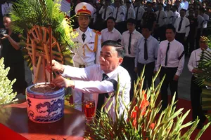 Permanent Member of the Party Central Committee Secretariat Tran Cam Tu pays solemn tribute to the nation's fallen heroes who fought bravely and sacrificed their lives in the fulfilment of their noble international duty at the ceremony in Ha Tinh province on May 25. (Photo: SGGP)