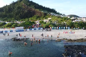 Ly Son Cross Island 2026 swimming competition is considered the largest of its kind in Vietnam. (Photo: SGGP)