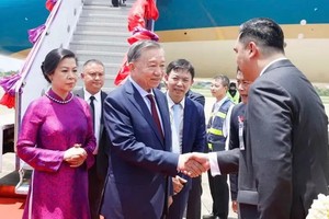 Party General Secretary and State President To Lam and his spouse are welcomed at Udon Thani International Airport on May 27 afternoon. (Photo: VNA)