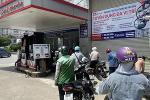 Hanoi residents wait to refuel with E10 gasoline on Le Van Luong Street at noon on May 28. (Photo: SGGP)