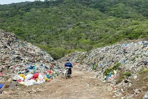 Waste has piled up like mountains in the Bai Nhat area of Con Dao. (Photo: SGGP)