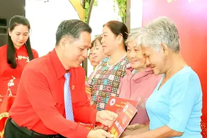 Presenting shopping vouchers to disadvantaged people during the 2026 Humanitarian Month campaign (Photo: SGGP)