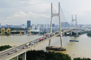 Ho Chi Minh City will carry out repairs on the road surface of Phu My Bridge in the direction from Cat Lai Ward to Tan Thuan Ward from May 30 to July 11. (Photo: SGGP)