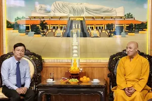 Chairman of the HCMC People’s Council Vo Van Minh and Most Venerable Thich Hue Thong (Photo: SGGP)