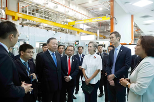 Party General Secretary and State President To Lam visits the Singapore Railway Test Centre. (Photo: VNA)