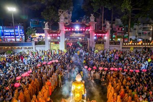 A procession carrying the statue of the Infant Buddha along a 4-kilometer route from An Quang Pagoda to Vietnam Quoc Tu Pagoda on the evening of May 24 marked the celebration of Vesak.