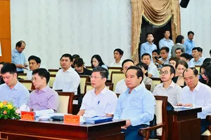 Chairman of the Ho Chi Minh City People's Committee Nguyen Van Duoc attends and chairs the conference. (Photo: SGGP)