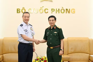 Deputy Prime Minister and Minister of National Defence General Phan Van Giang (R) receives General Uchikura Hiroaki, Chief of Staff of the Japan Self-Defense Forces (JSDF), in Hanoi on June 2, 2026. (Photo: baochinhphu.vn)