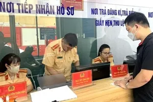 Citizens complete vehicle registration procedures at the Traffic Police Division of the Ho Chi Minh City Police Department. (Photo: SGGP)