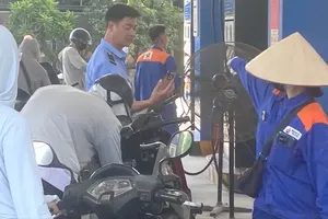 People refuel E10 gasoline at a petrol station on Le Trong Tan Street in Duong Noi Ward, Hanoi. (Photo: SGGP)