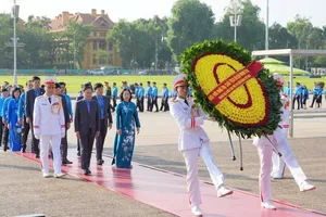 Delegation attending the 14th Vietnam Trade Union Congress for the 2026–2031 term lays wreaths and pays tribute at the Mausoleum of President Ho Chi Minh on the morning of June 3. (Photo: SGGP)