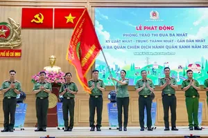 Major General Ta Van Dep, Deputy Director of the Ho Chi Minh City Police Department, presents the campaign flag to the Command Committee of the Green March Volunteer Campaign. (Photo: SGGP)