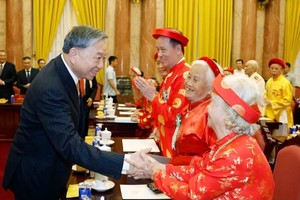Party General Secretary and State President To Lam and the elderly representatives at the gathering in Hanoi on June 5 (Photo: VNA)