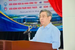 Vice Secretary of the Party Committee and Chairman of the Vietnam Fatherland Front Committee of Ho Chi Minh City, Nguyen Phuoc Loc speaks at the conference. (Photo: SGGP)