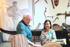 U.S. veteran Robert Ambrose Connor visits Ho Chi Minh City Museum of History. (Photo: SGGP)