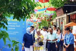 International delegates visit the exhibition space showcasing Hanoi’s cuisine and traditional art performances. (Photo: SGGP)